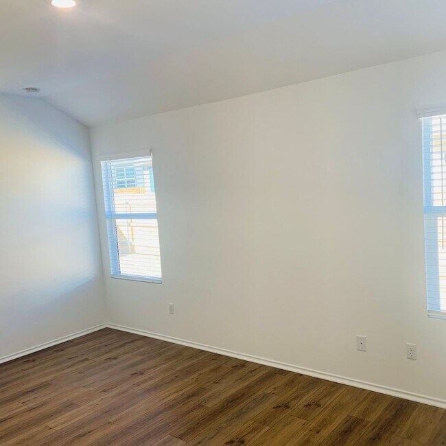 Building Photo - 4 Bed 2 Bath in Jarrell, TX