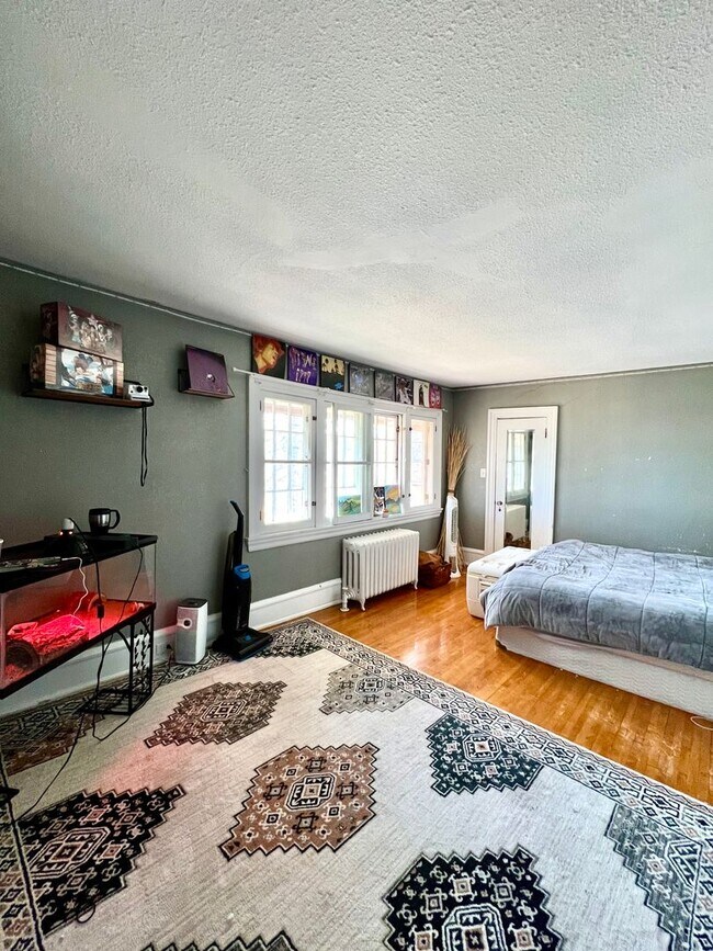 Building Photo - AVAILABLE JUNE - Charming 4 Bed 1.5 Bath Home