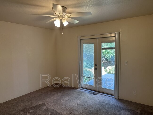 Building Photo - 1267 SW Ironwood Dr
