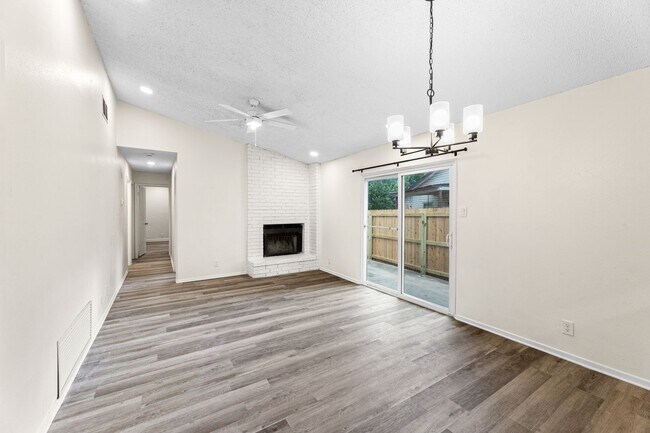 Building Photo - Tastefully Updated 3 bedroom 2 bath Duplex Northeast San Antonio