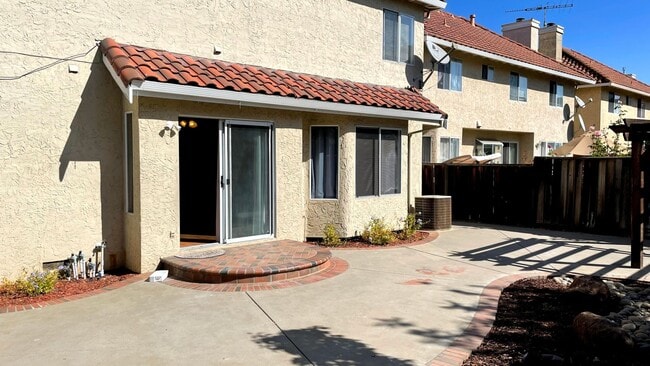 Building Photo - 1124 Calle Almaden