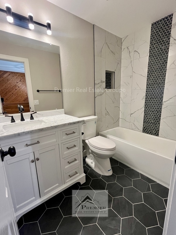 Building Photo - 8059 Lexington Park Dr