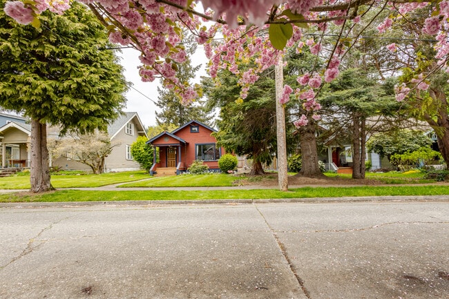Building Photo - Charming 2-Bedroom Home Near Downtown Bellingham – Private Yard & Cozy Living