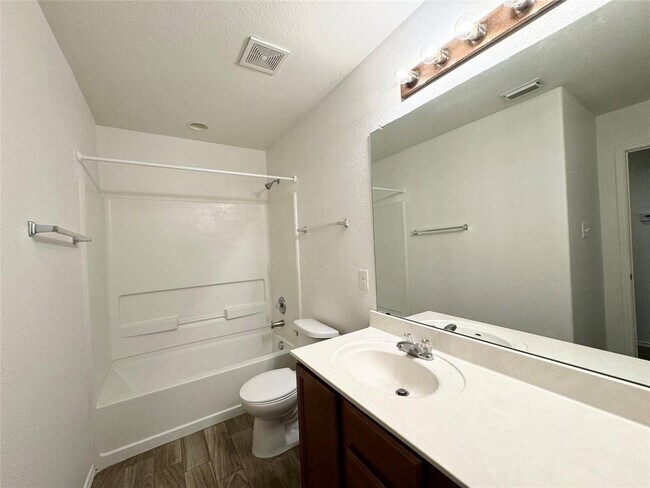 Building Photo - 1152 Hyde Park Dr
