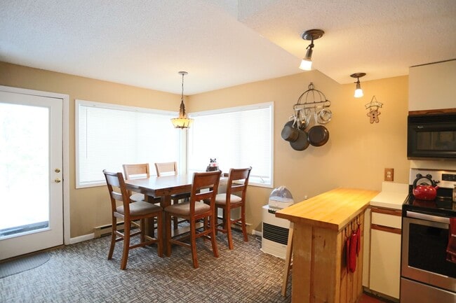 Building Photo - Seasonal 6 Month Lease Available!  $1,700/ mo Charming Two-Bedroom Condo in Waterville, NH!