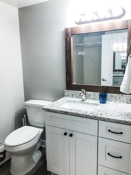 Building Photo - 9900 S Thomas Dr