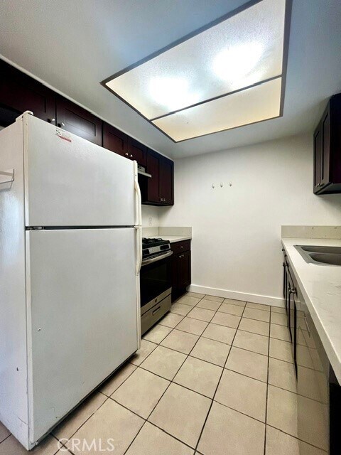 Building Photo - 2429 S Ridgewood Dr