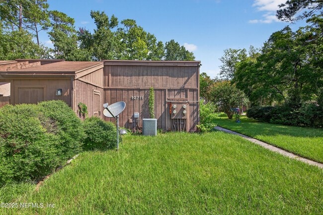 Building Photo - 10711 Whispering Woods Pl