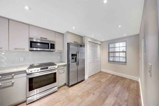 Building Photo - 800 E Cypress Ln