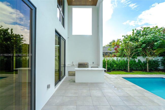 Building Photo - 333 NE Spanish Ct