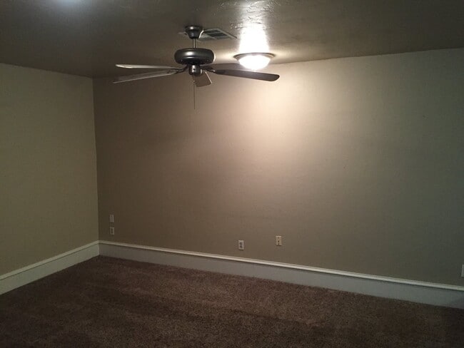 Building Photo - Great Location!