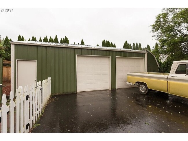 Building Photo - Beautiful 1898 Country Home