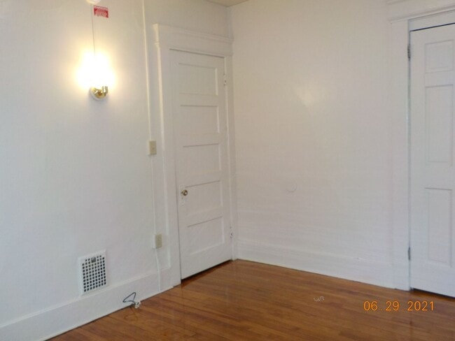 Building Photo - Beautiful 3 Bedroom July 1, 2026