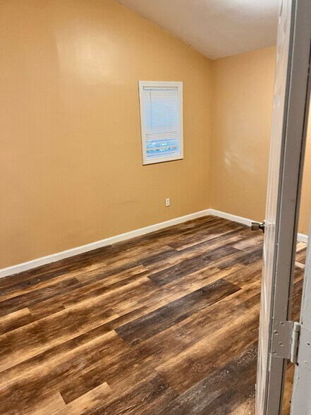 Building Photo - 270 Louise Ave