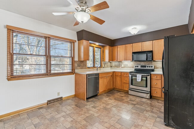 Building Photo - 3032 W 9th St