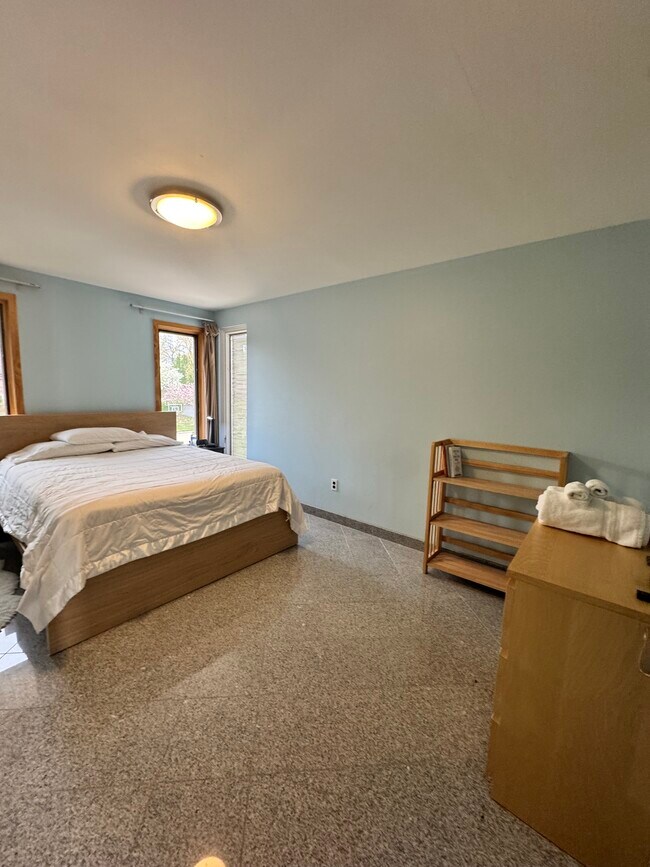 Building Photo - 3848 McDivitt Dr