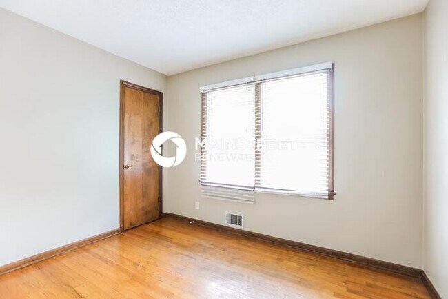 Building Photo - 3 Bedroom Pet-Friendly Home in Kansas City, MO with Main Street Renewal