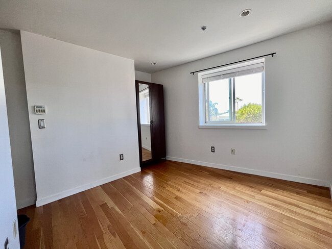 Entry room or guest room - 350 N 2nd St