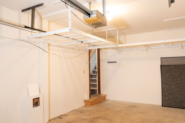 Building Photo - 2 Bedroom Townhouse Available in July