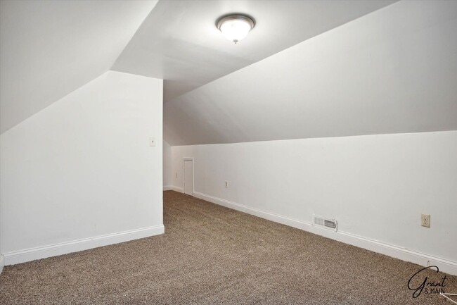 Building Photo - $1350 3 bedroom Eastpointe