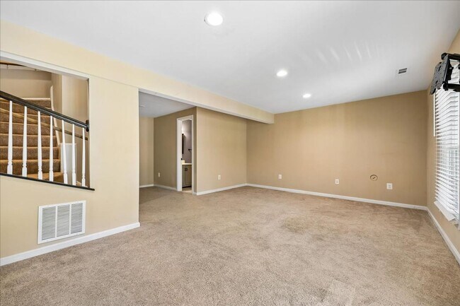 Building Photo - Luxury Townhome at Lake Linganore