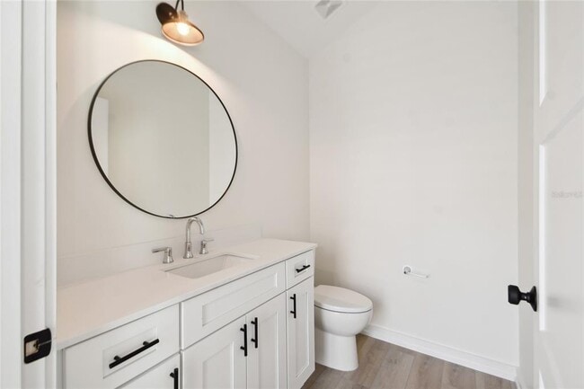 Building Photo - 1602 Park Lake St