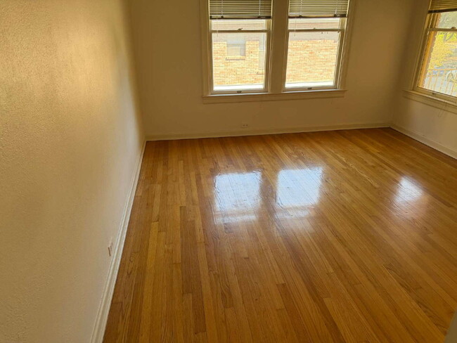 Building Photo - Beautiful two bedroom/1 bathroom with Original Details