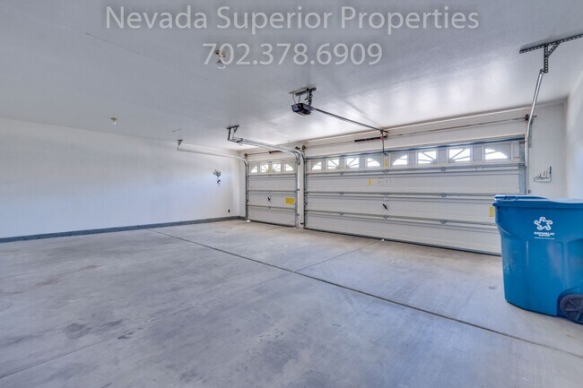 Building Photo - SE Single Story 3 Bedroom Home!!! Low Main...