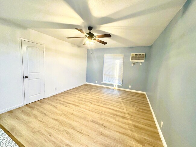 Building Photo - 2-Bedroom, 1-Bath Condo Located in a Quain...