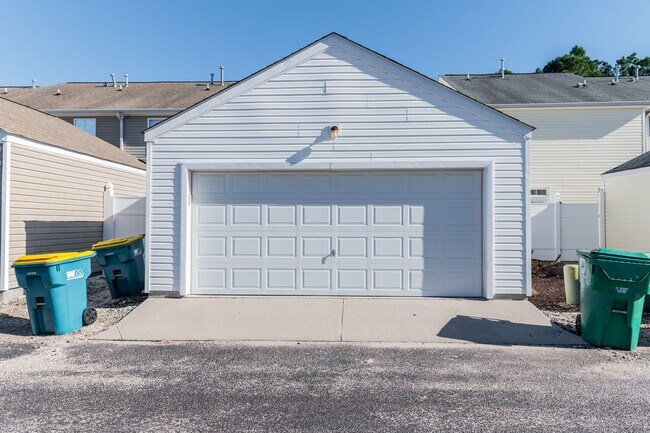 Building Photo - Three Bedroom Updated Townhome in Bluffton Park!