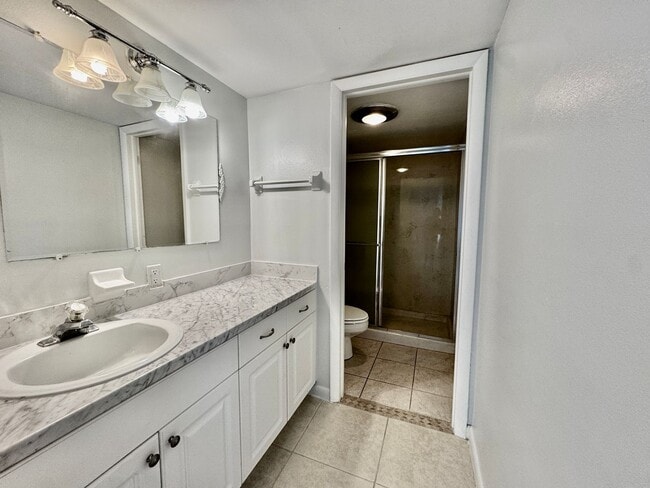 Building Photo - Charming 2 bed/ 2 bath in Royal Palm Villas
