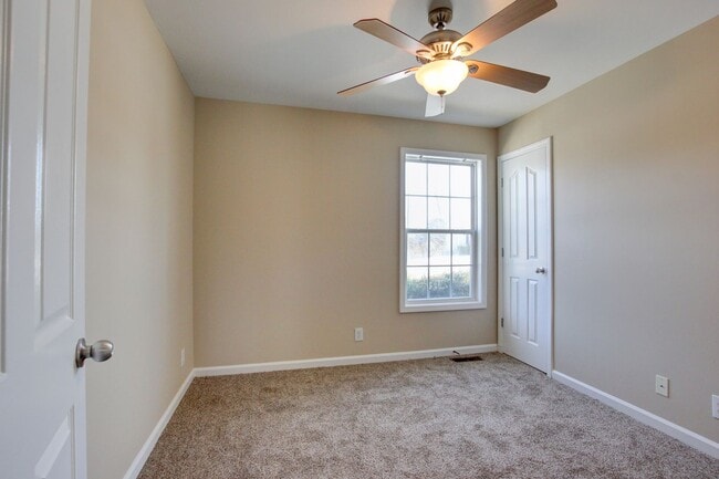 Building Photo - Cozy 3 bd 2 bath in the heart of Clarksville.  Fresh paint and Flooring!