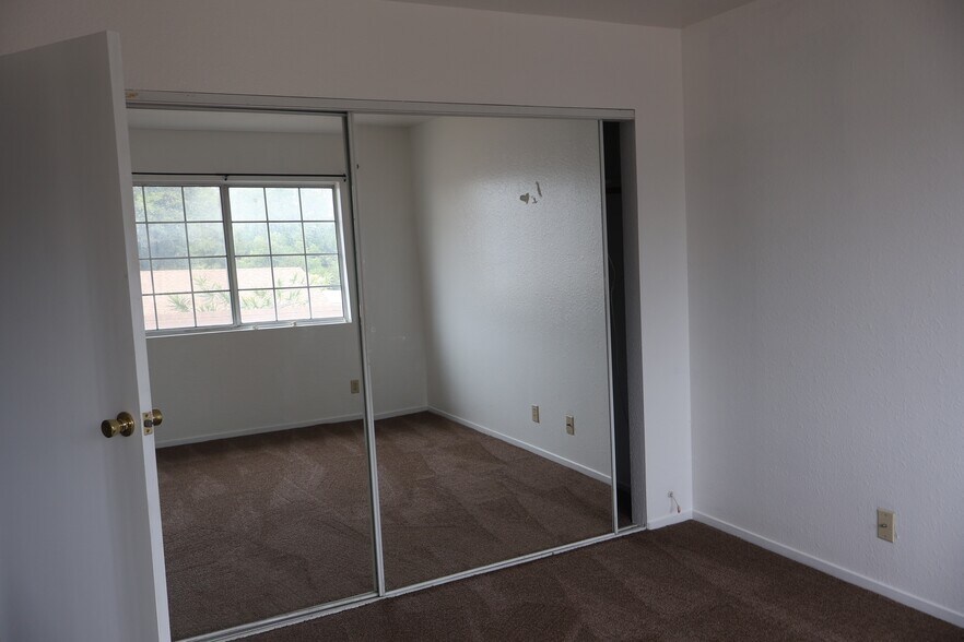 Building Photo - 571 S Evergreen Dr