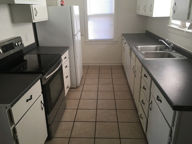 Building Photo - Cute 2 Bedroom 1 Bath home with Central He...