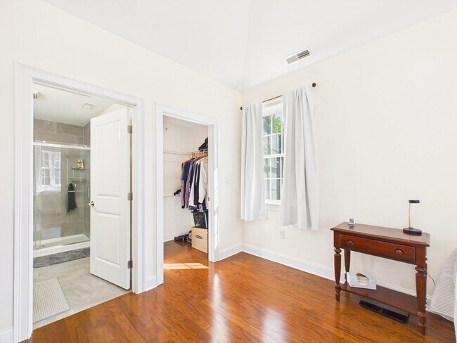 Building Photo - 70 Endicott St