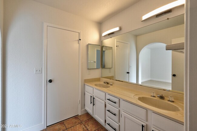 Building Photo - 7301 W Canterbury Dr