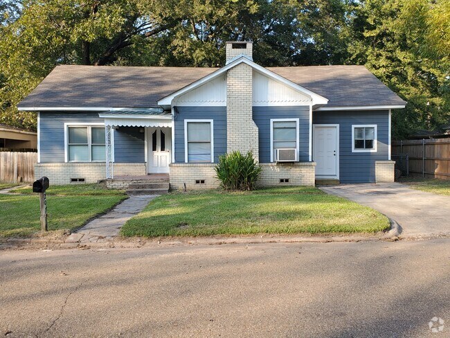 Building Photo - 207 E Cedar St