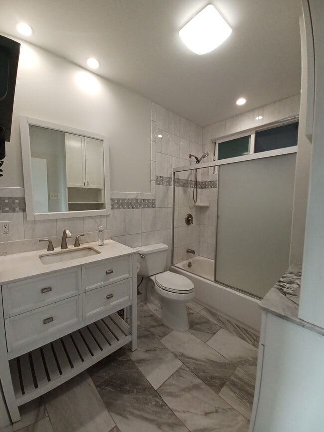 Building Photo - 205 Naniloa Dr