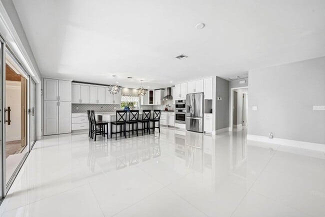 Building Photo - 417 N Country Club Dr