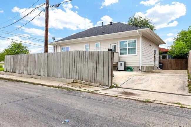 Building Photo - 2219 N Flores St