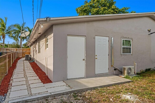 Building Photo - 820 SW 12th Ct