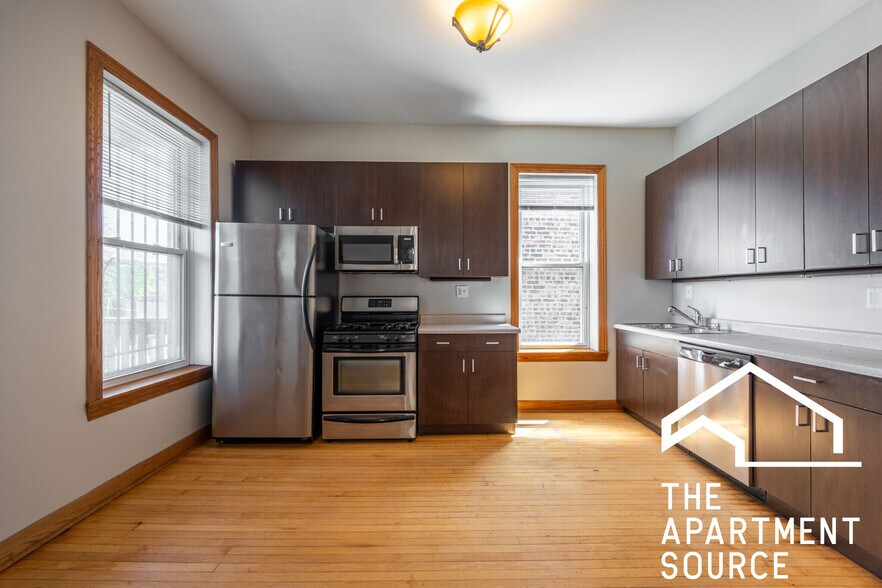 Primary Photo - 3110 W Fullerton Ave