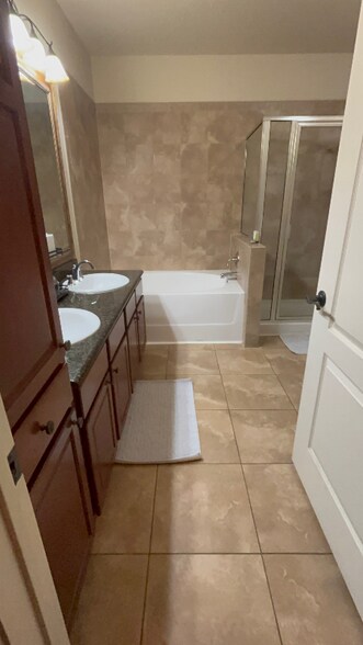 Building Photo - 901 Charo Pkwy