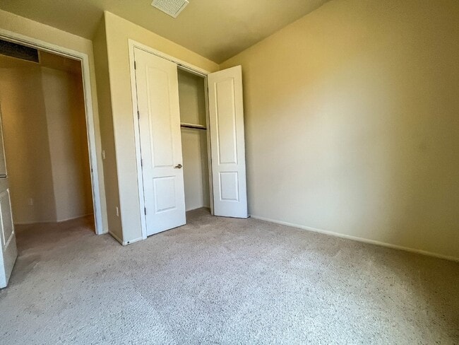 Building Photo - 3 Story townhome