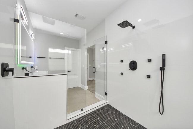 Building Photo - 604 W 28th St