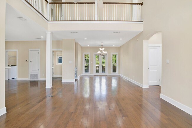 Building Photo - Sprawling Pensacola home close to NAS Pens...
