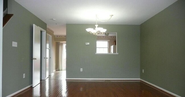 Building Photo - Very clean and well maintained 3BR 2 full ...