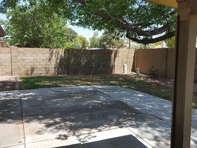 Building Photo - 921 W Naranja Ave