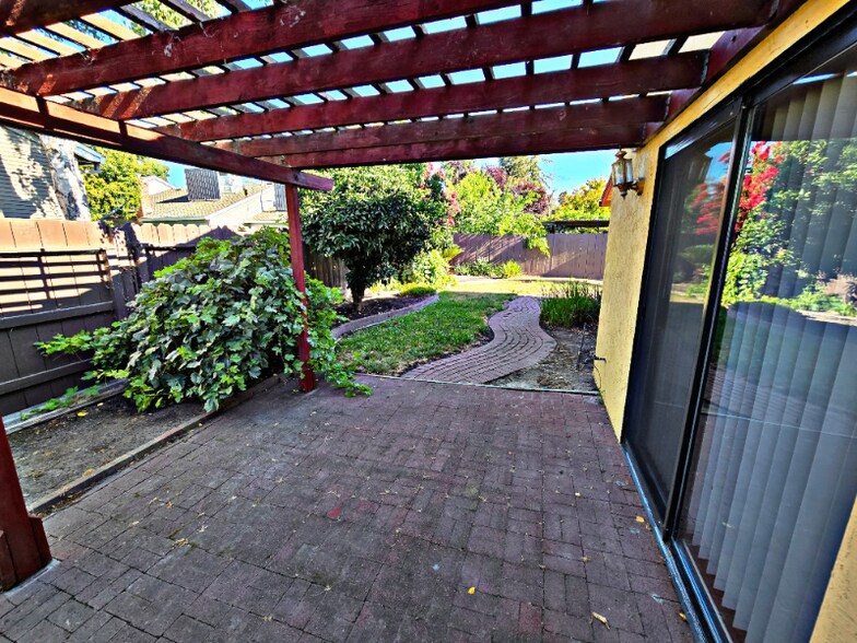 Building Photo - 5938 Land View Dr