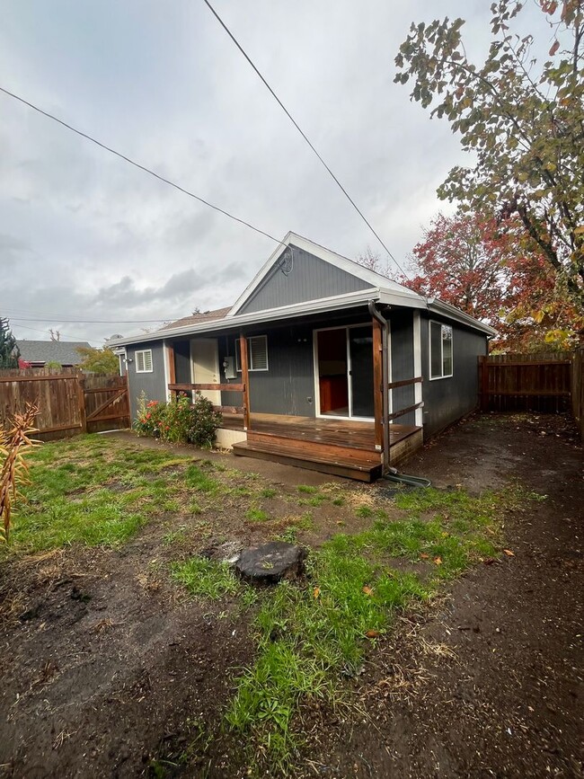 Building Photo - 3-Bedroom 1 1/2 bathroom home in Springfield